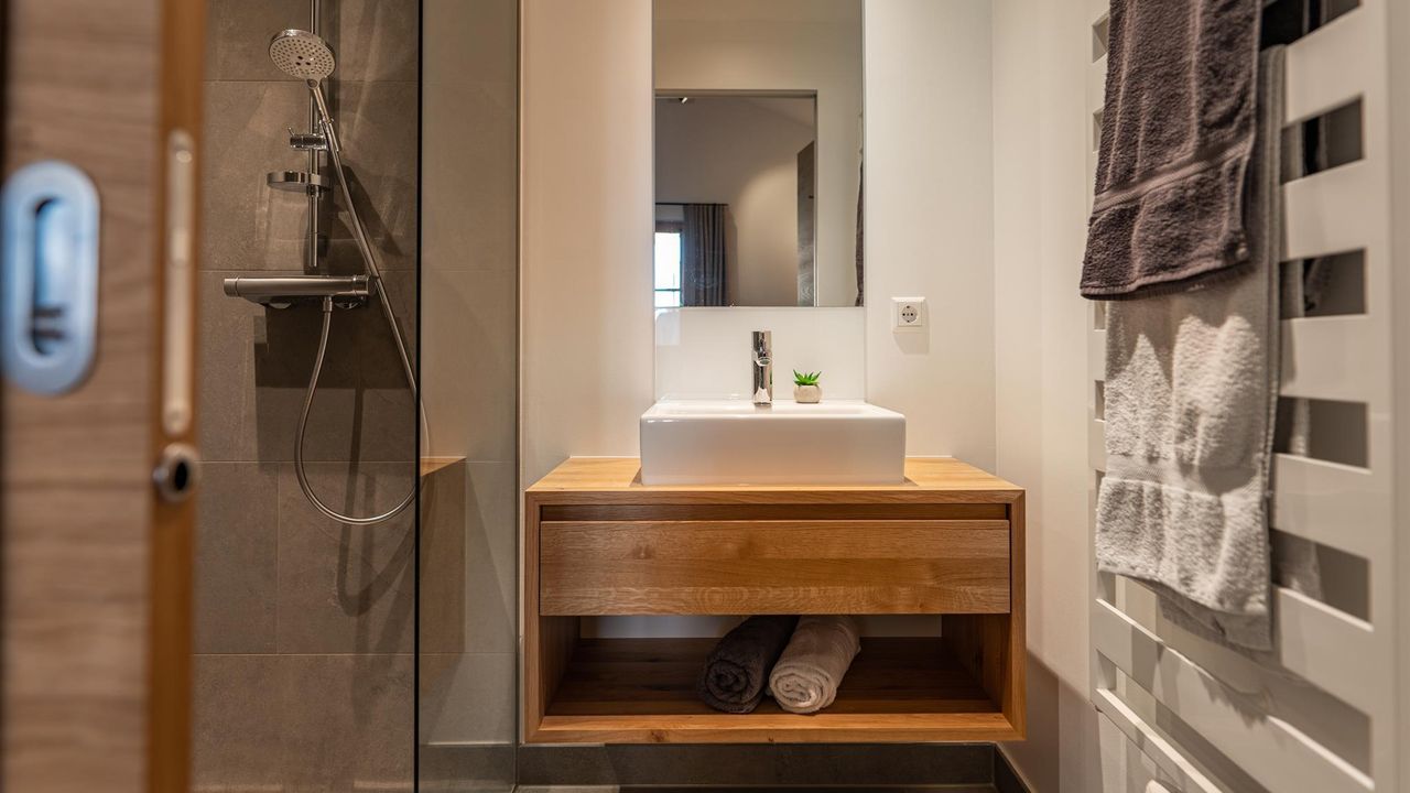Gesamt zwei Badezimmer Gesamt zwei Badezimmer